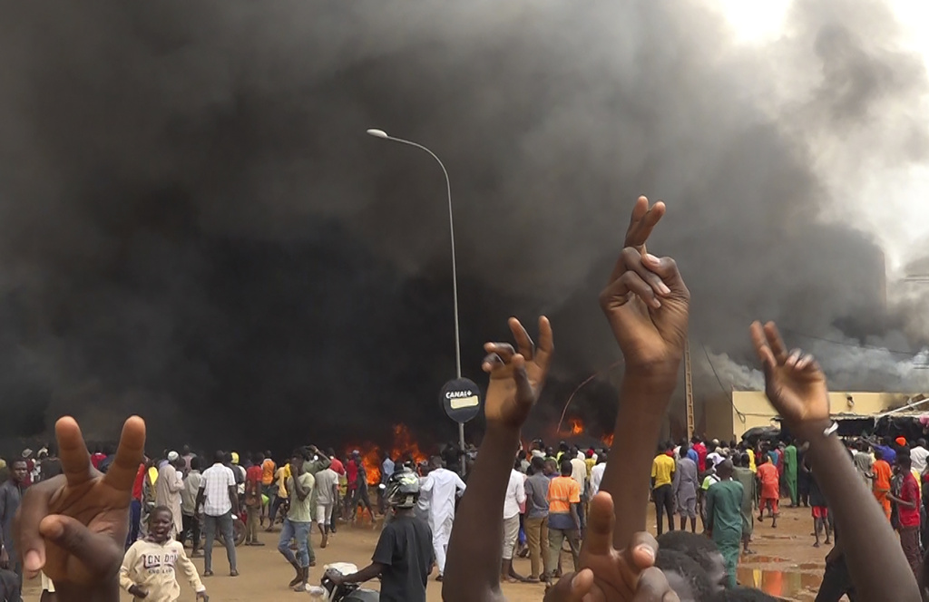 Γαλλία: Αναστέλλεται η αναπτυξιακή βοήθεια στον Νίγηρα, μετά την ανατροπή του προέδρου Μ. Μπαζούμ