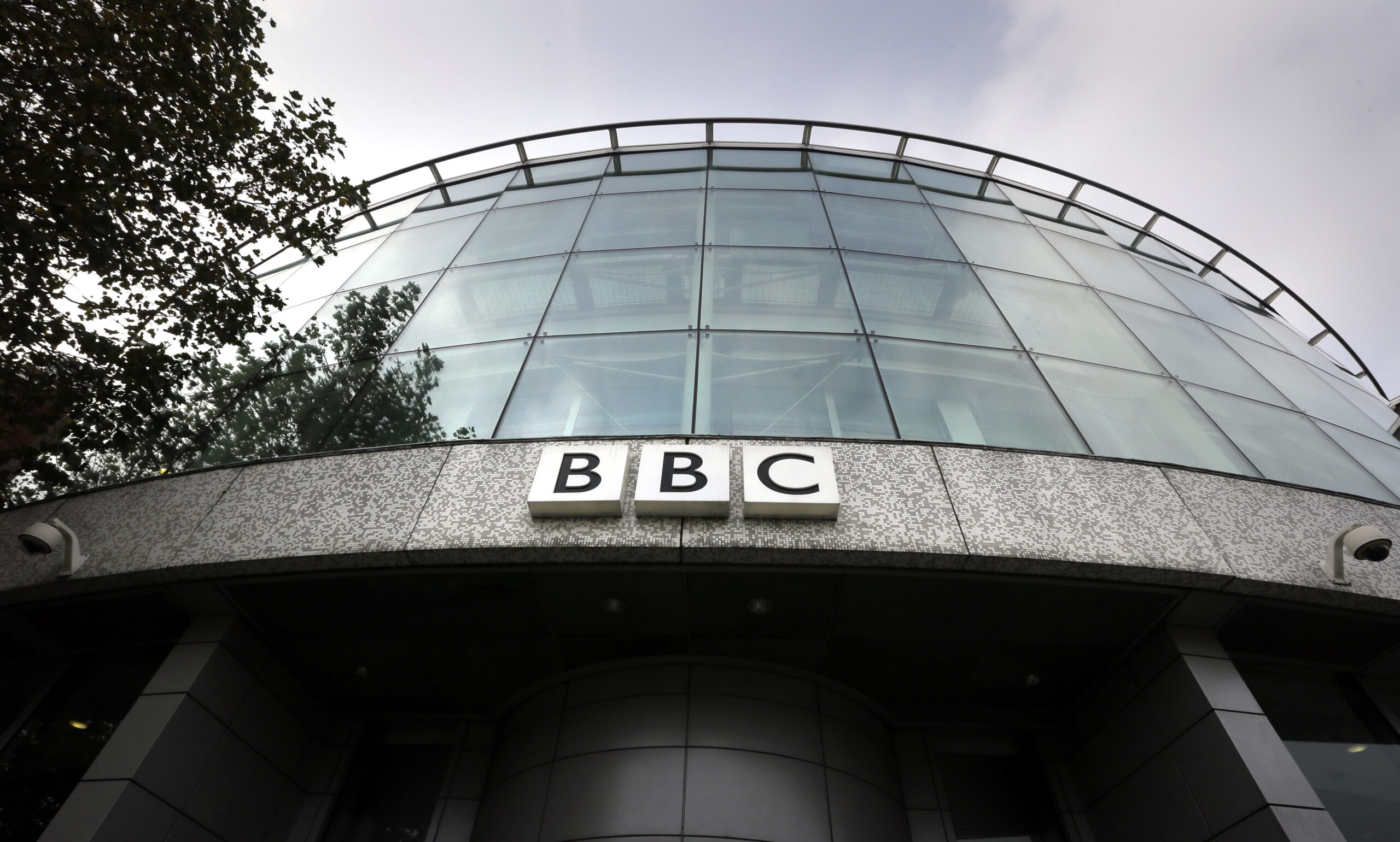 BBC: Νέα καταγγελία σε βάρος του παρουσιαστή – Νεαρό άτομο ισχυρίζεται ότι δέχτηκε υβριστικά και απειλητικά μηνύματα