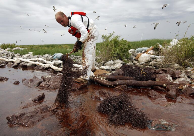 Ρωσία: Ρήγμα σε αγωγό – Πετρελαιοειδή μολύνουν έδαφος και νερό