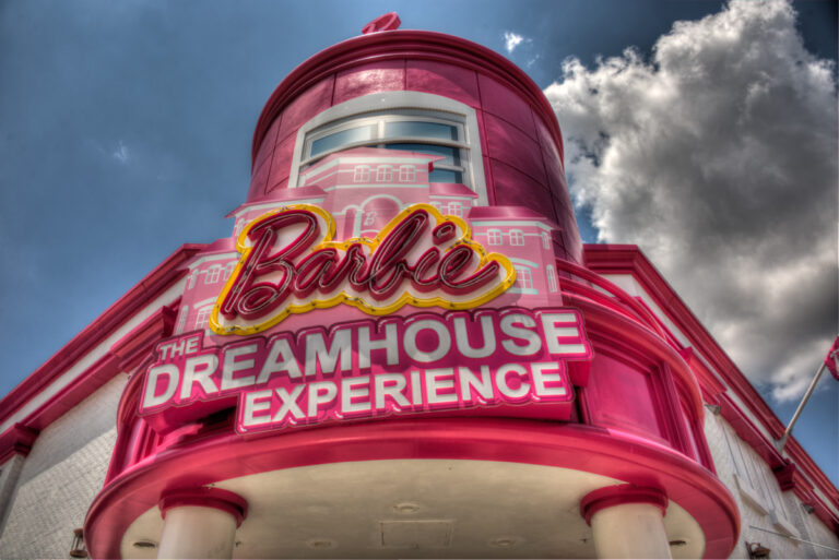 Βίντεο-περιήγηση στο κατάλυμα Barbie Dreamhouse στο Μαλιμπού