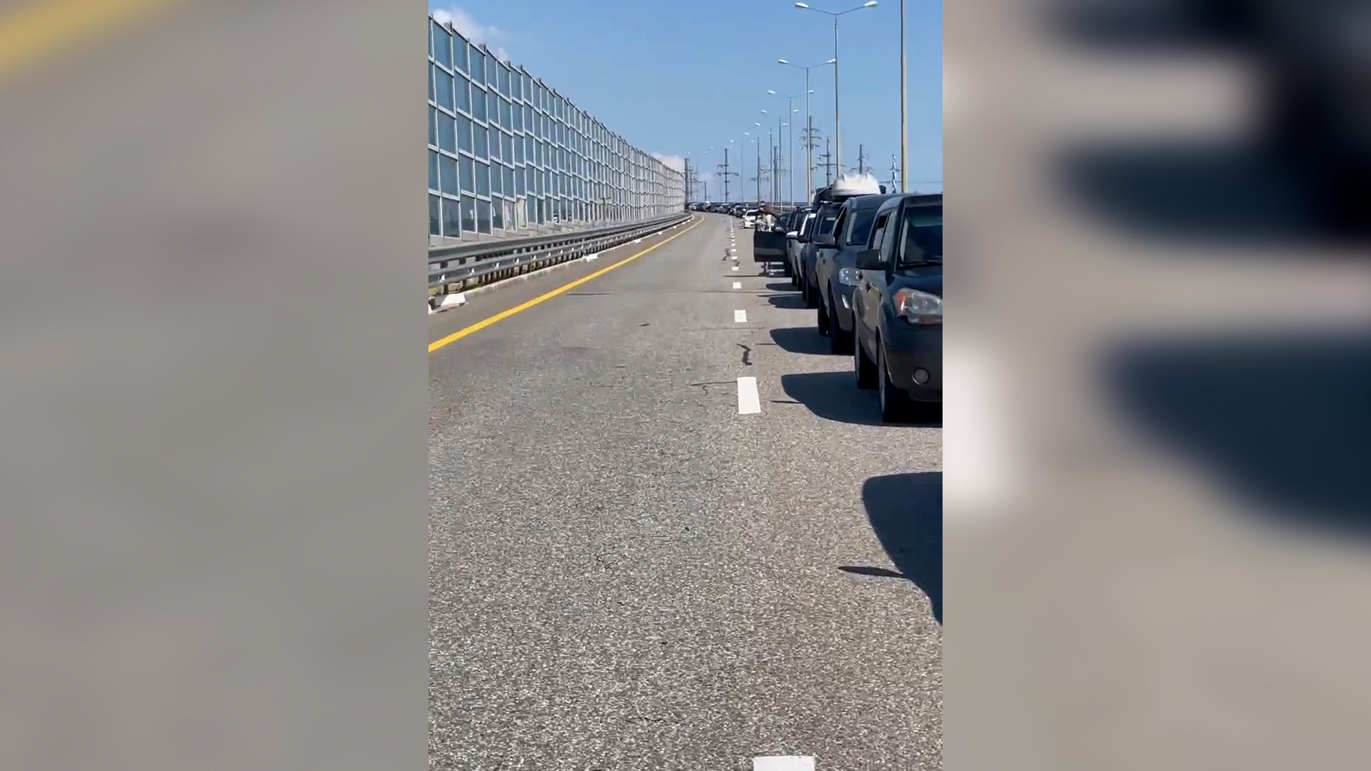 Ουρά χιλιομέτρων από οχήματα Ρώσων παραθεριστών που πηγαίνουν για διακοπές στην Κριμαία