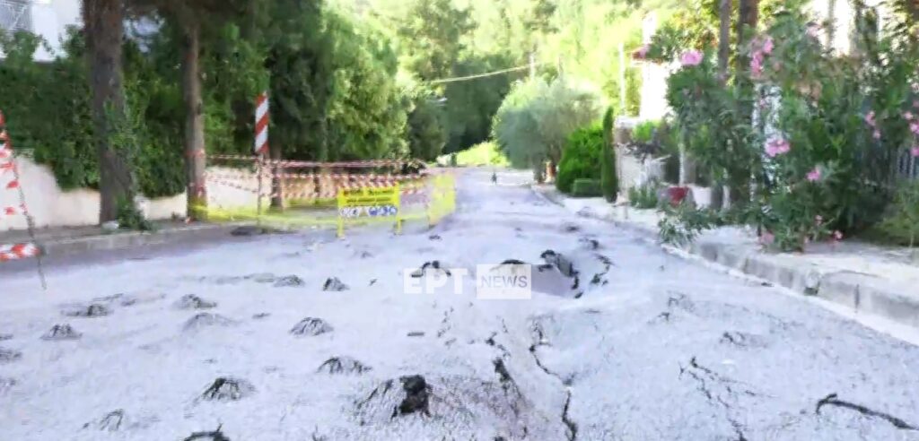 Θεσσαλονίκη: Η βροχή «κατάπιε» δρόμο στο Ρετζίκι – Απίστευτες εικόνες (βίντεο)