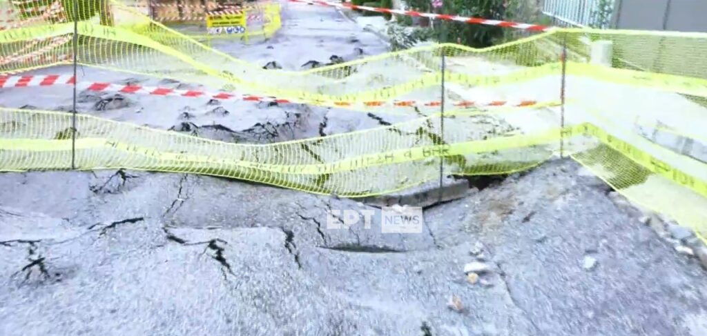 Θεσσαλονίκη: Η βροχή «κατάπιε» δρόμο στο Ρετζίκι – Απίστευτες εικόνες (βίντεο)