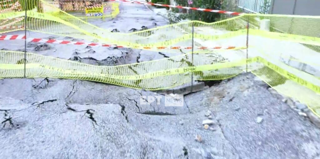 Θεσσαλονίκη: Η βροχή «κατάπιε» δρόμο στο Ρετζίκι – Απίστευτες εικόνες (βίντεο)