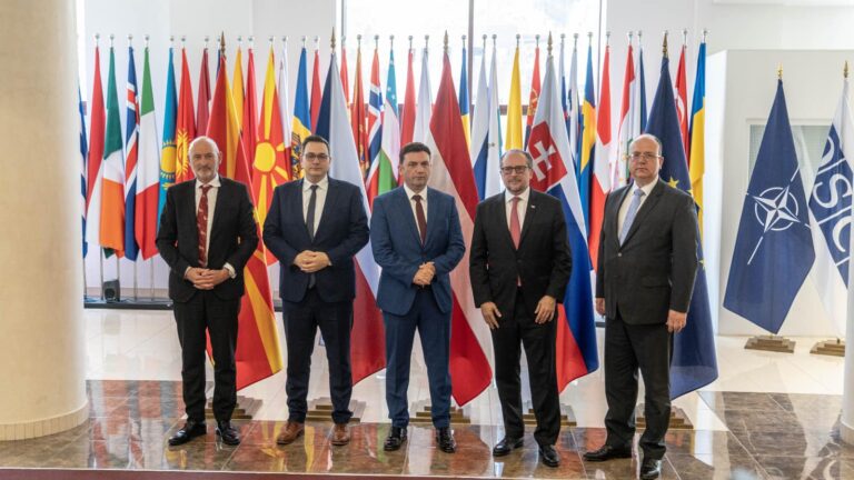 ΕΕ προς τα Σκόπια: Είτε αλλαγή του Συντάγματός σας είτε διεθνή απομόνωση
