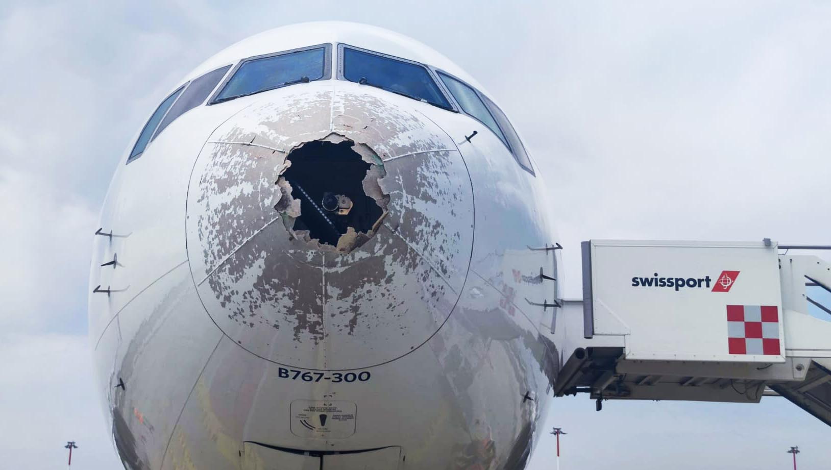 Μιλάνο: Χαλαζόπτωση «γάζωσε» Boeing – Αναγκαστική προσγείωση στη Ρώμη