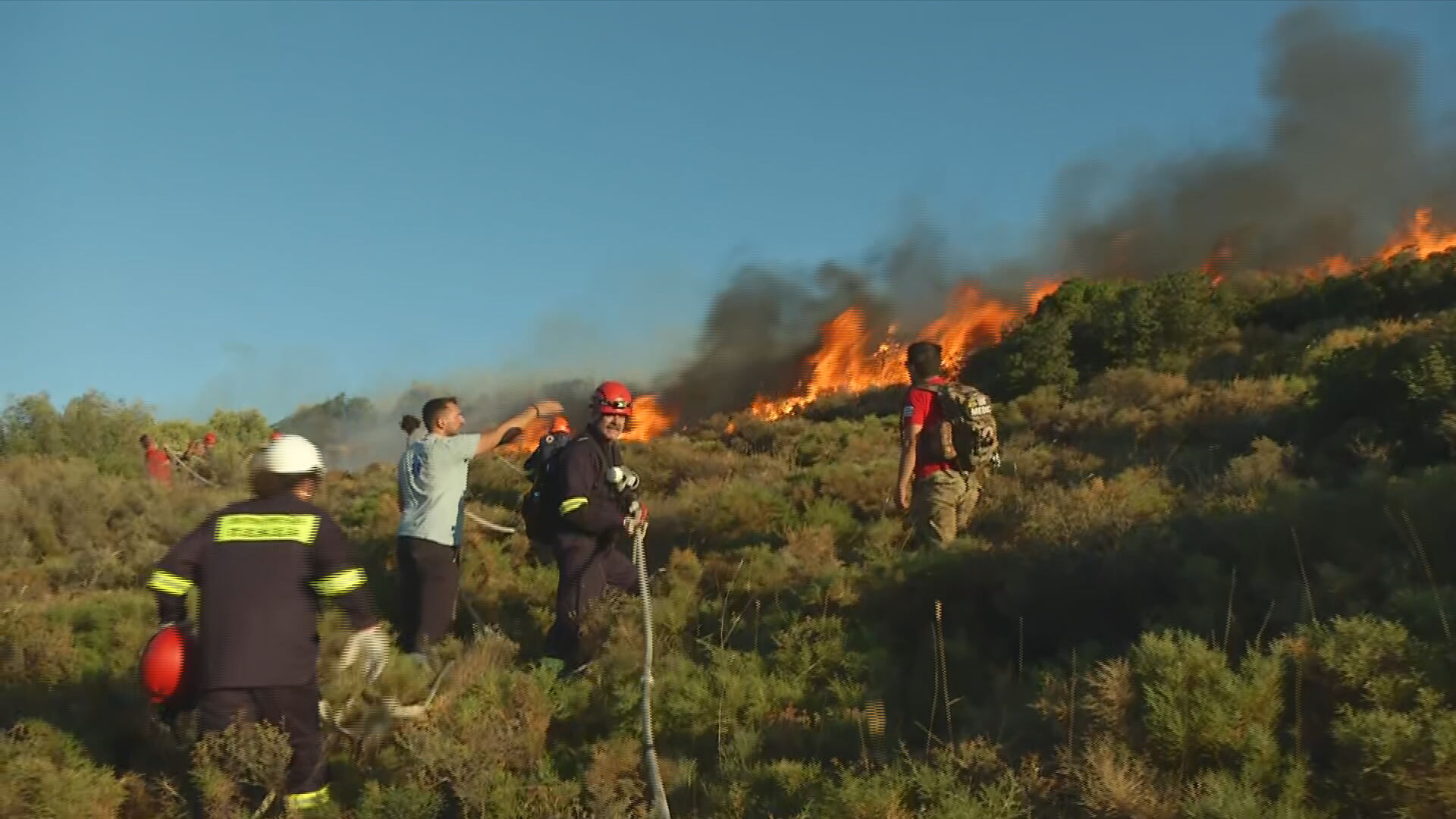 Πυρκαγιά στην Οινόη: Καίει ανεξέλεγκτη, συνεχείς αναζωπυρώσεις στη Λεύκα