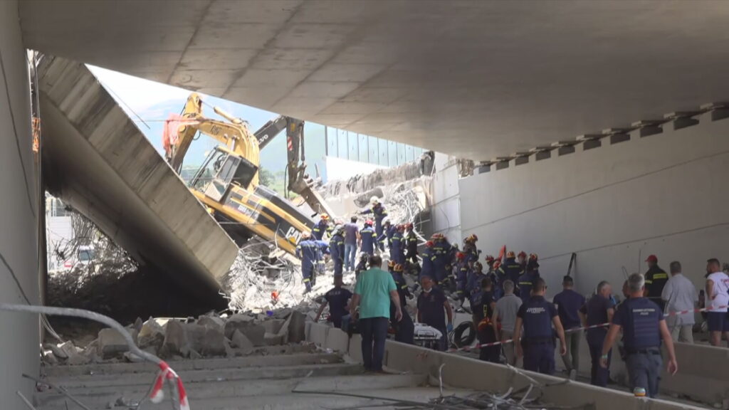 Prăbușire pod în Patras: un mort și doisprezece răniți