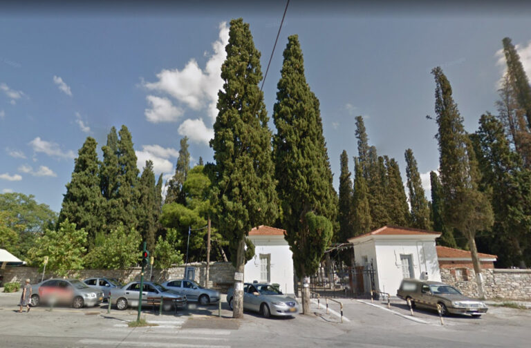 Τι απαντά ο δήμαρχος Βόλου για το κόψιμο των δύο κυπαρρισιών έξω από το Κοιμητήριο Ταξιαρχών