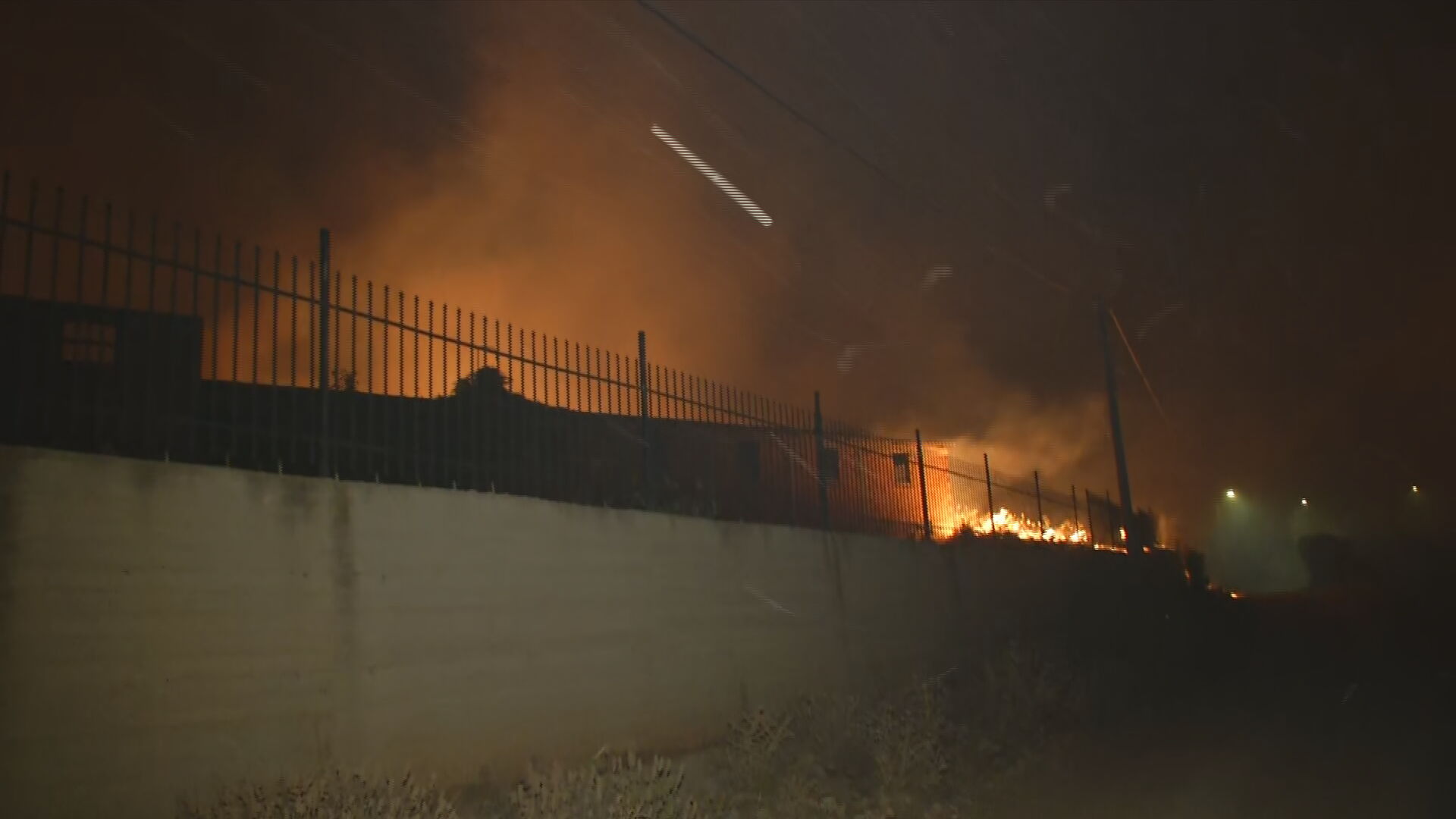 Αναζωπυρώθηκε το πύρινο μέτωπο στα Καλύβια: Καίγονται σπίτια στον οικισμό Στίπιζα