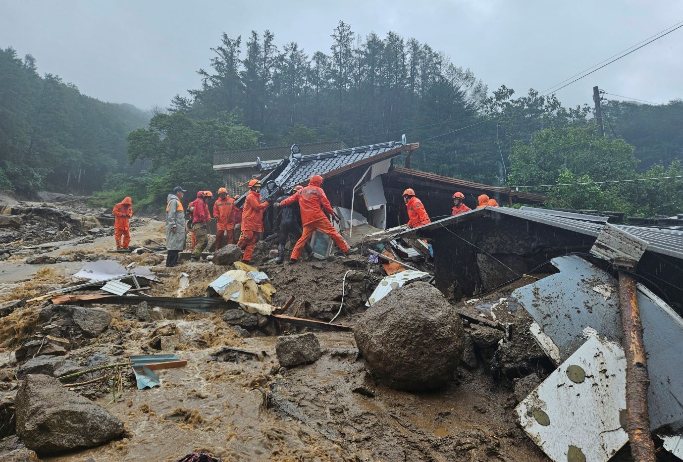 Πλημμύρες στη Νότια Κορέα: 39 νεκροί, 9 αγνοούμενοι και 34 τραυματίες – «Να σωθούν ζωές», διατάσσει ο πρόεδρος Γιουν Σοκ-γελ