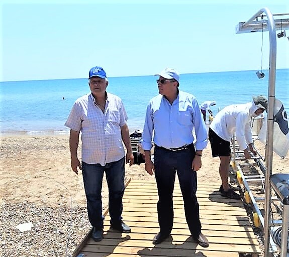 Προσβάσιμες και για ΑμΕΑ οι παραλίες Γλύφας και Θινών