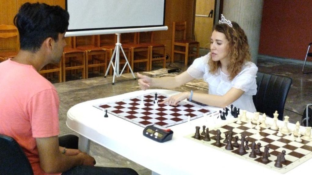 Σκακίστρια- πρόσφυγας πολέμου από την Ουκρανία διδάσκει σκάκι σε προσφυγόπουλα από άλλες χώρες