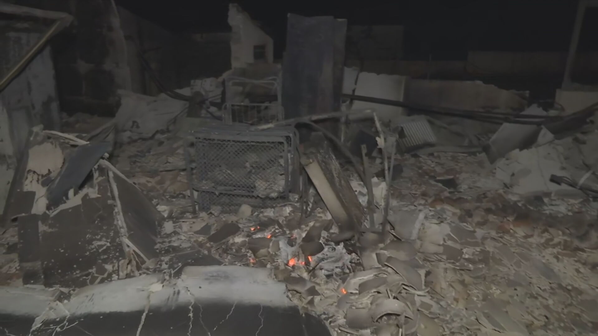 Ανάβυσσος: Η ΕΡΤ μέσα σε σπίτι που κάηκε ολοσχερώς στη Νέα Φέριζα (video)