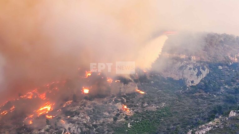 Φωτιά στα Δερβενοχώρια: Μήνυμα 112 στους κατοίκους για τους καπνούς – «Κλείστε πόρτες και παράθυρα»