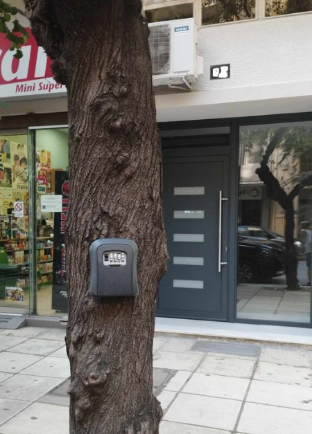 Θεσσαλονίκη: Τοποθέτησε την κλειδοθήκη του Airbnb σε… δέντρο έξω από την πολυκατοικία