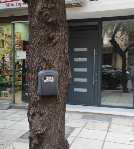 Θεσσαλονίκη: Τοποθέτησε την κλειδοθήκη του Airbnb σε… δέντρο έξω από την πολυκατοικία