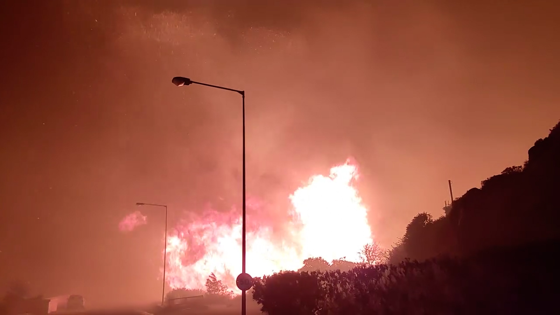 «Το Κιοτάρι καίγεται» – Αποκαλυπτικό βίντεο από τη φωτιά στη Ρόδο
