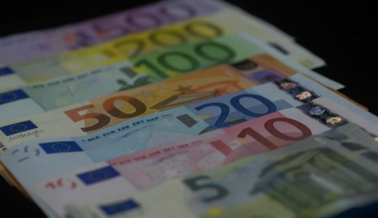 Προϋπολογισμός: Πρωτογενές πλεόνασμα ύψους 6,08 δισ. ευρώ εμφάνισε το δεκάμηνο
