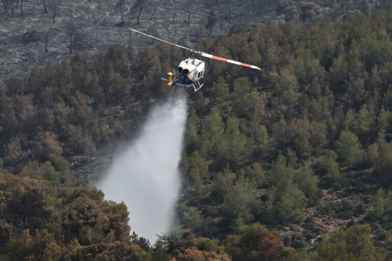 Πυρκαγιές: Εναέρια και επίγεια συνδρομή των Ενόπλων Δυνάμεων στα μέτωπα σε όλη την Ελλάδα