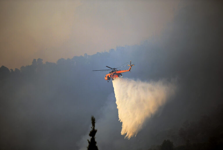 Φωτιά σε δασική έκταση στον Μαχαιρά Αιτωλοακαρνανίας – Σηκώθηκαν και εναέρια μέσα