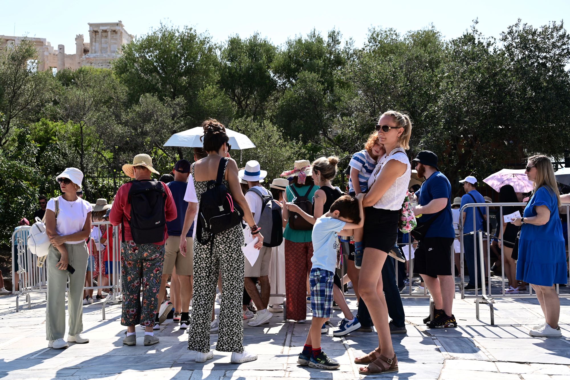 Μεγάλες ουρές από τουρίστες στην είσοδο της Ακρόπολης – Τα μέτρα που εξετάζει το υπ. Πολιτισμού