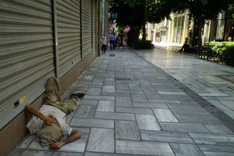 Σε δύσκολη θέση οι άστεγοι λόγω καύσωνα – Στο πλευρό τους οι street workers του δήμου Αθηναίων