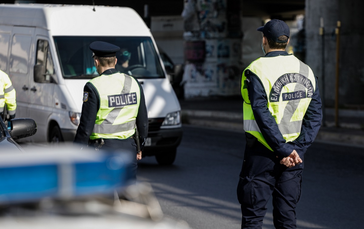 Πειραιάς: Βρέθηκαν 39 βόμβες μολότοφ σε ΙΧ αυτοκίνητο – Συνελήφθησαν οι δύο επιβαίνοντες