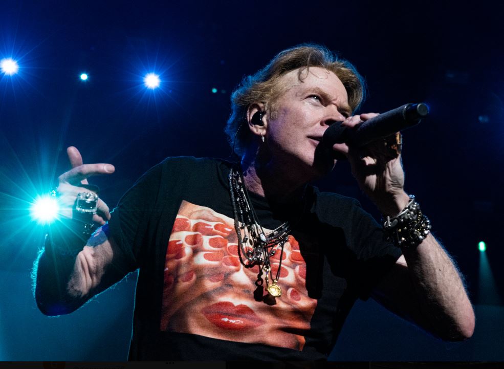 Tρεις ώρες νοσταλγίας στη συναυλία των Guns N’ Roses – Χιλιάδες θαυμαστές στο ΟΑΚΑ παρά τον καύσωνα