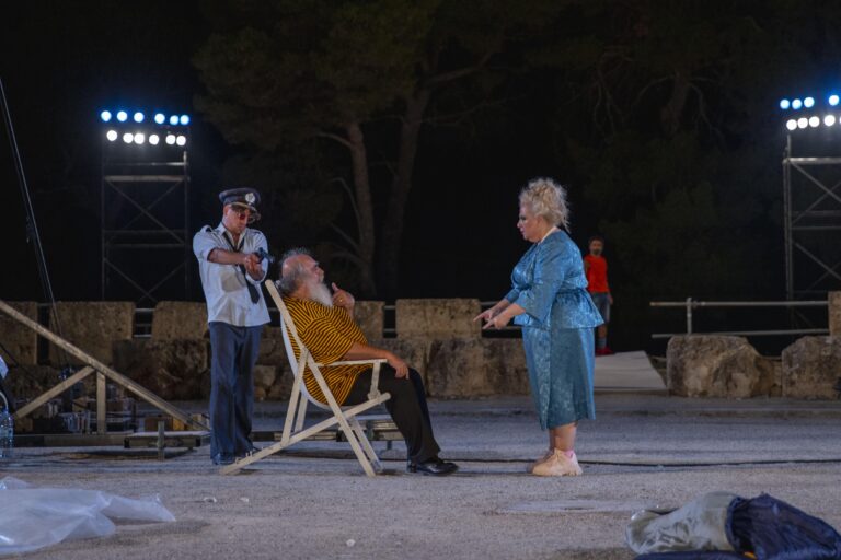 Οι “Σφήκες” του Αριστοφάνη από το Εθνικό Θέατρο στο θέατρο Δάσους