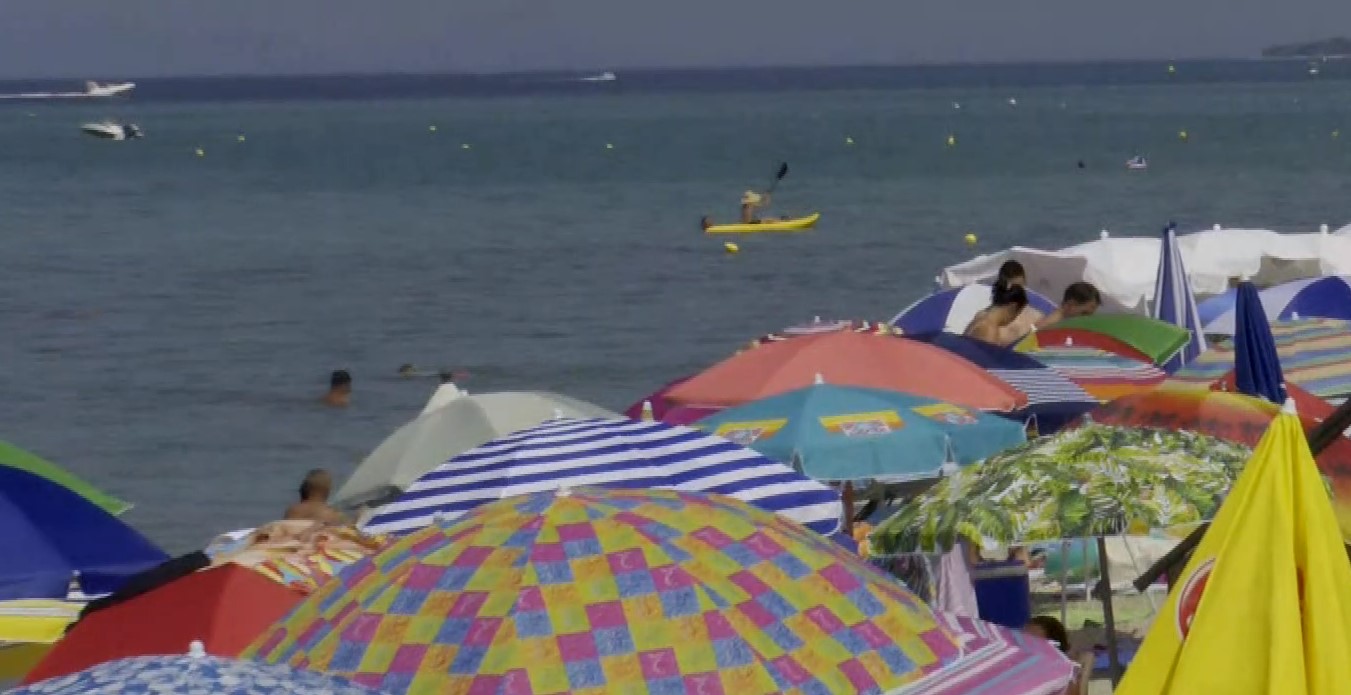 Τουρίστες από κάθε μέρος του κόσμου στις παραλίες της Χαλκιδικής