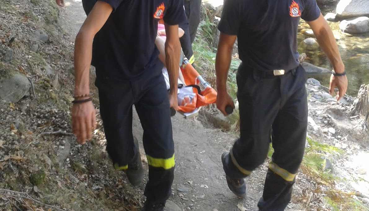 Ηράκλειο: Επιχείρηση διάσωσης και μεταφοράς τραυματισμένης τουρίστριας