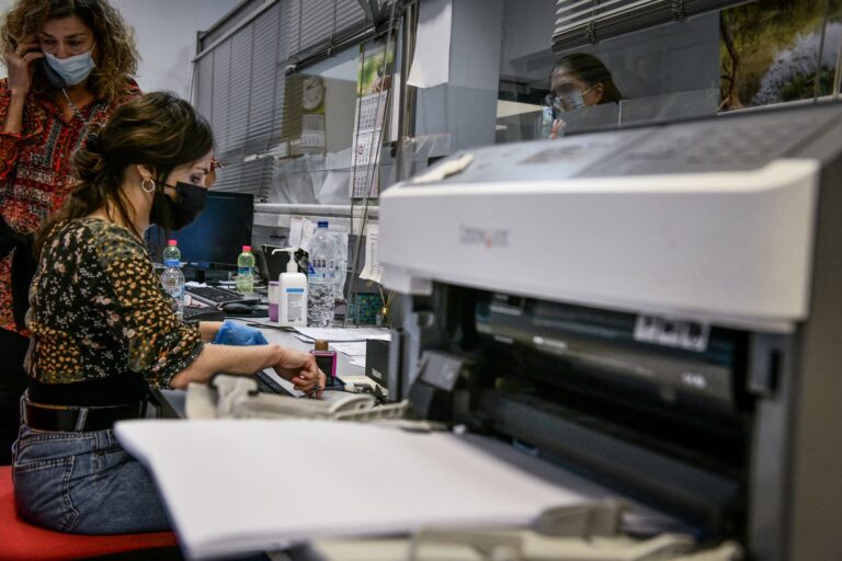 Δημόσιο: Με ευέλικτο ωράριο, τηλεργασία και ειδική άδεια την Παρασκευή (21/7) οι υπάλληλοι – Τι ισχύει με τα ραντεβού