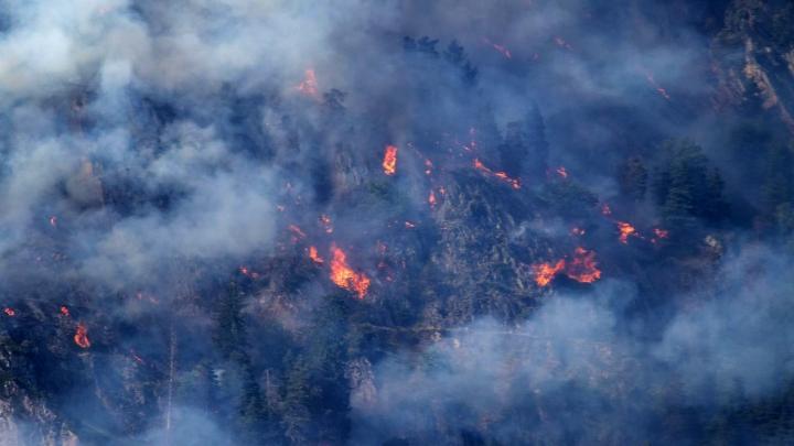 Ελβετία: Φόβος για εξάπλωση της φωτιάς αν ενισχυθούν οι άνεμοι