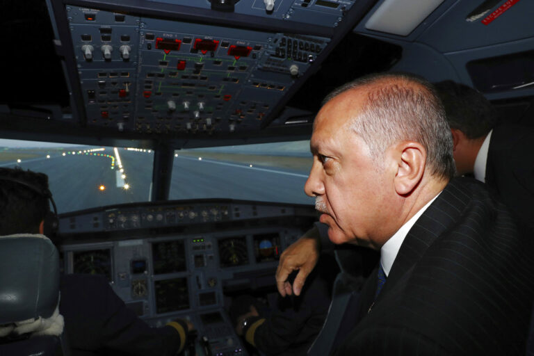 Στα Kατεχόμενα προσγειώθηκε το αεροσκάφος που μετέφερε τον Ερντογάν – «Πέταξε» απευθείας από το Άμπου Ντάμπι