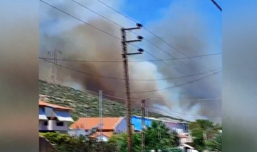 Live – Φωτιά στο Νέο Κουβαρά: Εκκενώνεται ο οικισμός Πέτα – Επιχειρούν εναέρια μέσα