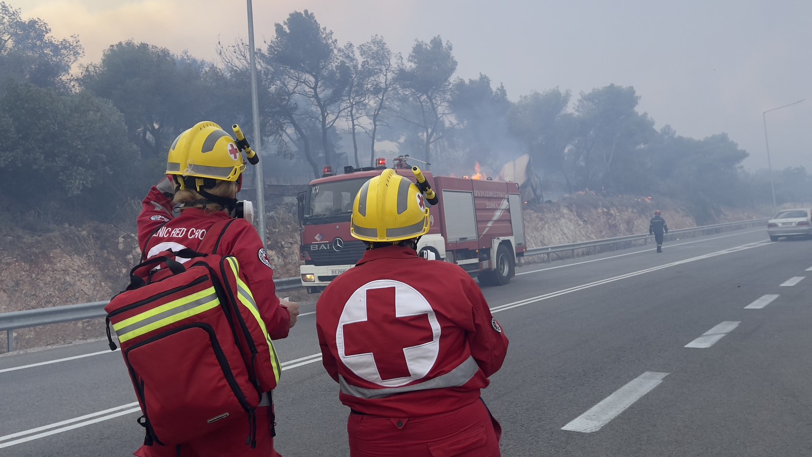 Στο πλευρό πυροσβεστών και πολιτών στην Δυτική Αττική βρίσκεται ο Ελληνικός Ερυθρός Σταυρός