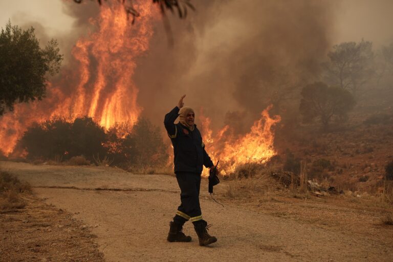 Μαίνονται τα πύρινα μέτωπα στη χώρα – Διαρκείς  αναζωπυρώσεις σε Μέγαρα, Λουτράκι και Ρόδο (LIVE)