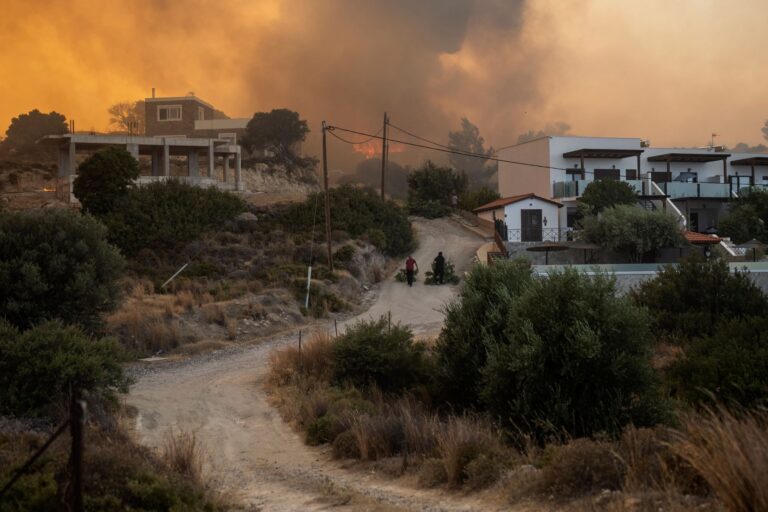 Βρετανία: Οι τουρίστες δεν ακυρώνουν τις διακοπές τους – Οδηγία του ΥΠΕΞ προς ταξιδιώτες στην Ελλάδα