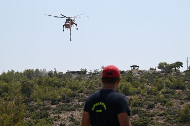 Η Μάνδρα μετράει τις πληγές της – Μάχη με τις αναζωπυρώσεις σε Ρόδο και Λακωνία