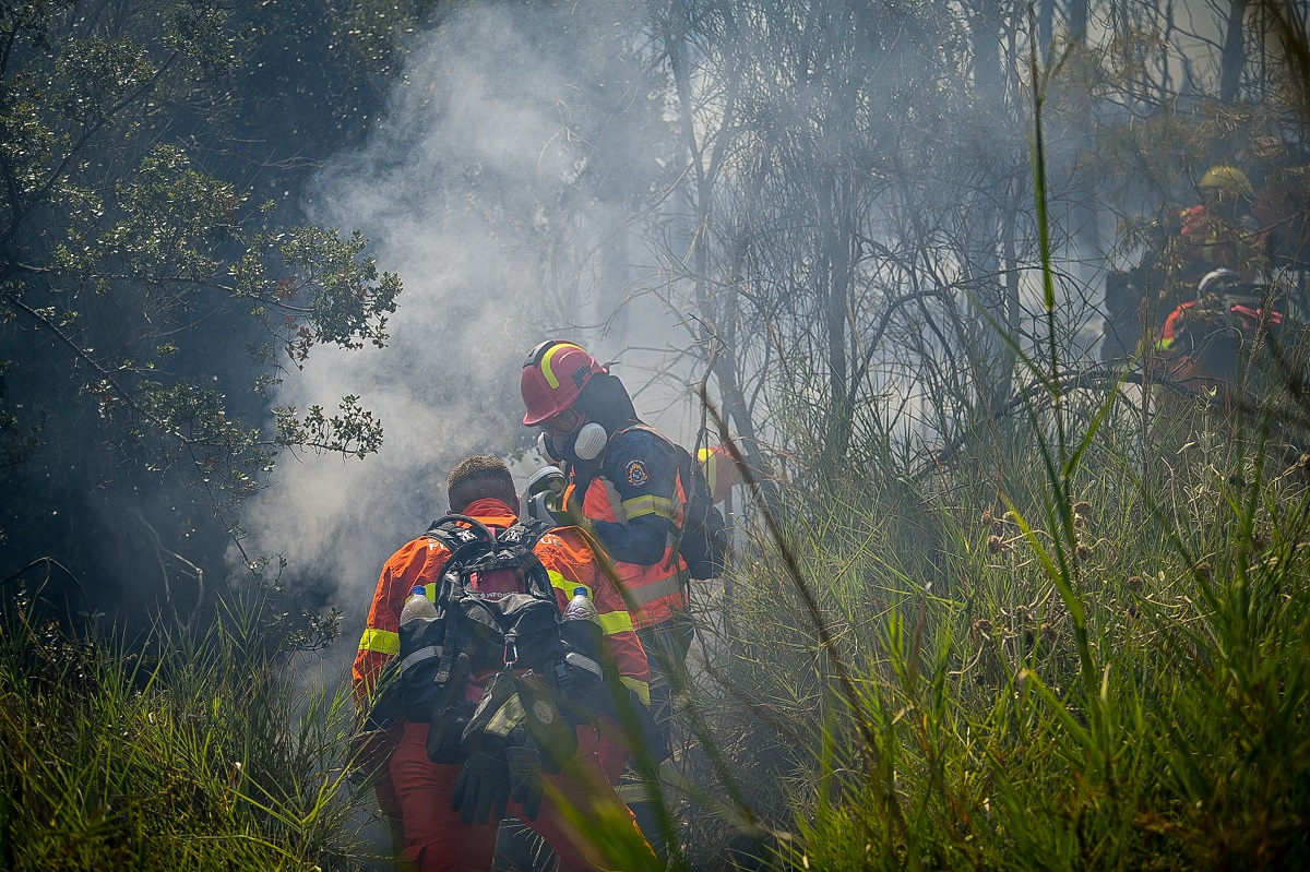 Σε εξέλιξη η πυρκαγιά στη Χίο – Εντολή εκκένωσης σε δύο χωριά, προκλήθηκε από τροχαίο ατύχημα