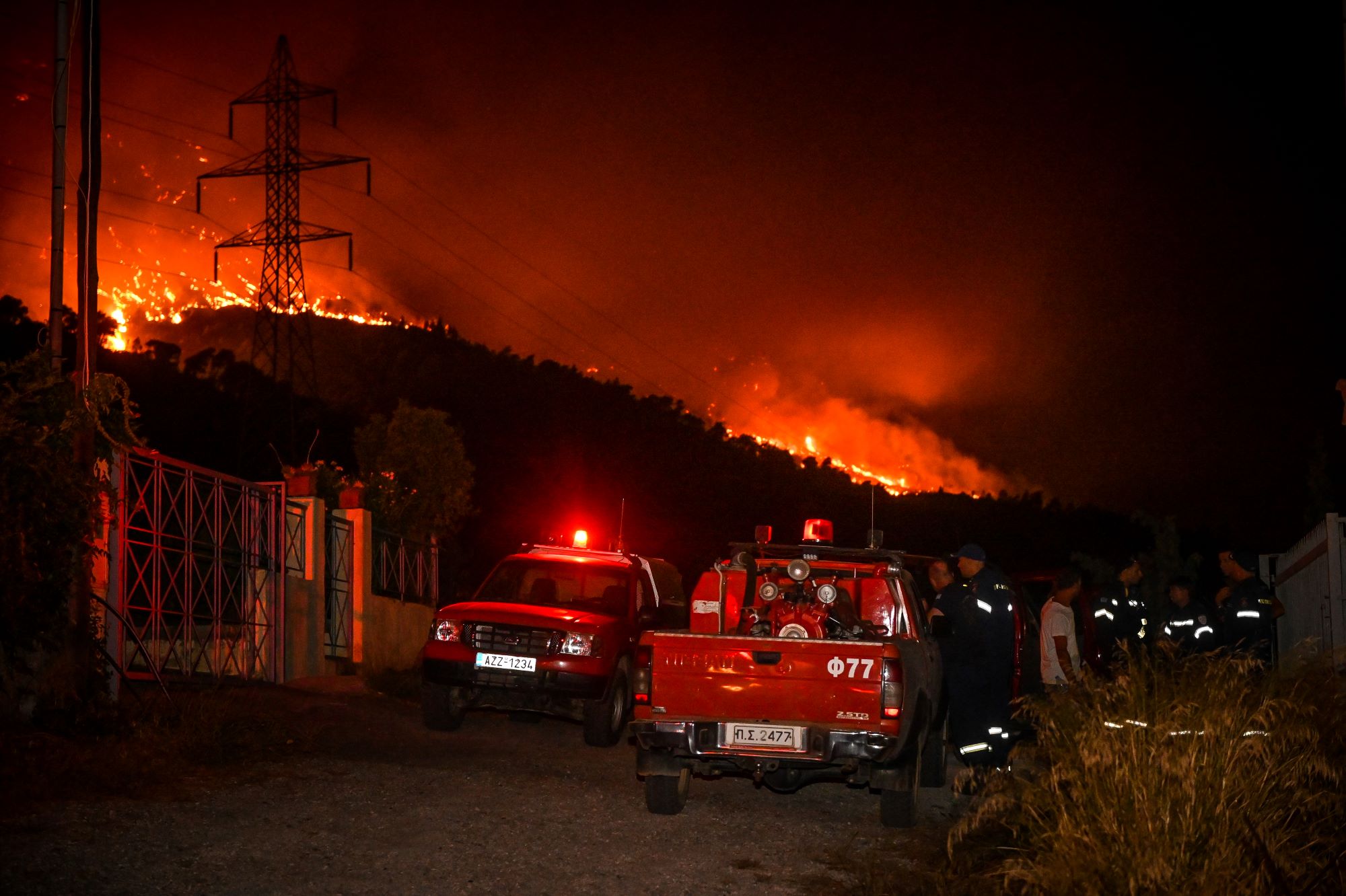 Φωτιές σε Κέρκυρα, Ρόδο, Αίγιο και Κάρυστο: Μαζικές εκκενώσεις οικισμών – Όλες οι εξελίξεις