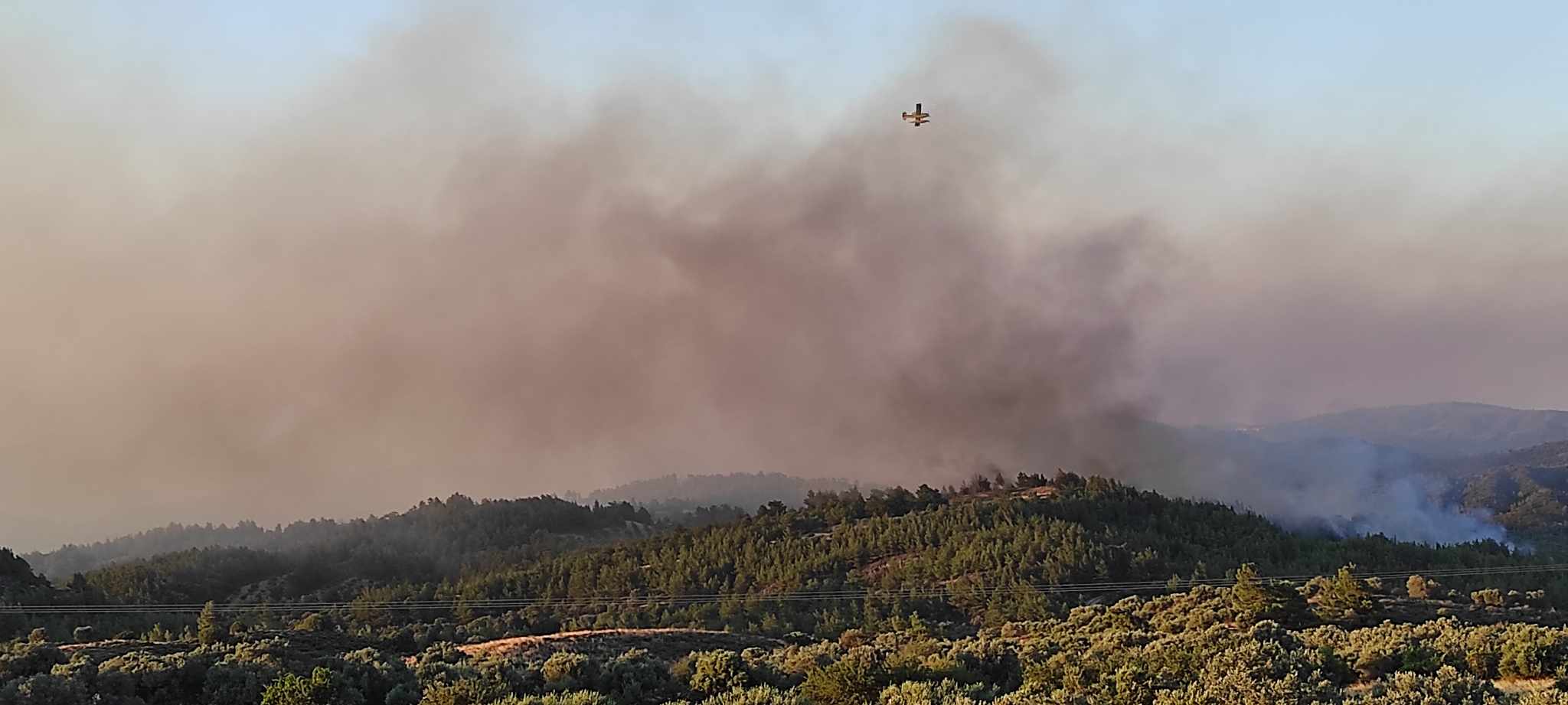 Live: Σε απόσταση ασφαλείας η φωτιά από τα διυλιστήρια – Αναζωπυρώσεις γύρω από το Λουτράκι, ενεργά μέτωπα στη Βλυχάδα