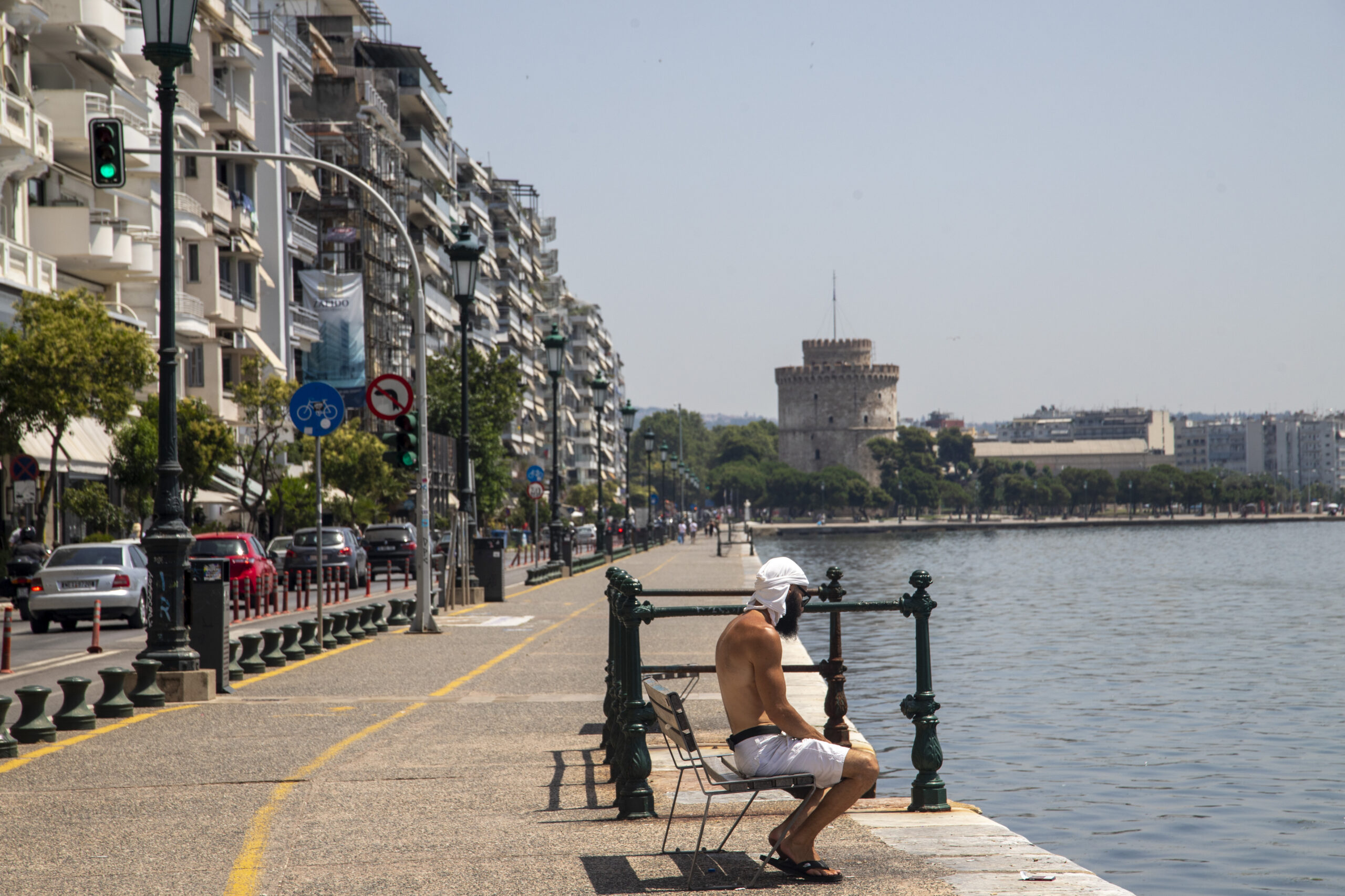 Θεσσαλονίκη: Εθελοντική ομάδα μοίρασε δροσερό νερό και φρούτα στους άστεγους της πόλης