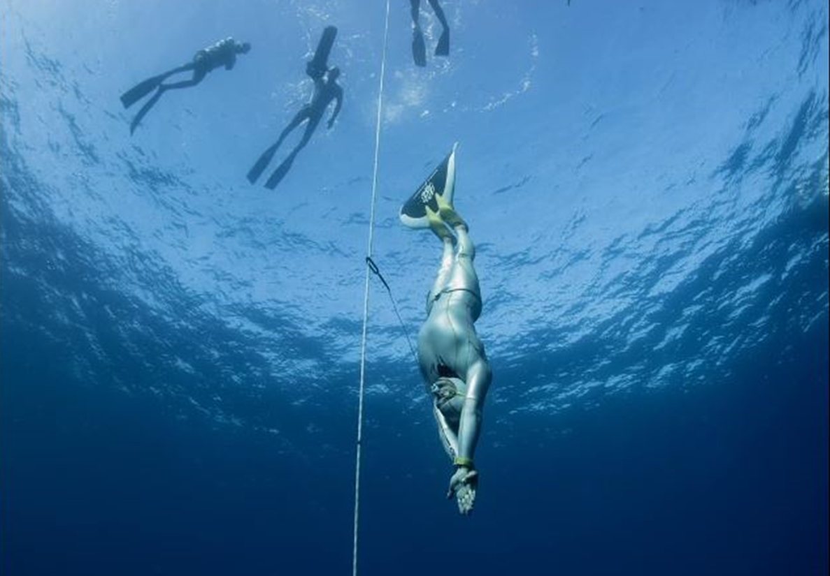 O δύτης Χρ. Καρέλος διαφημίζει το απέραντο γαλάζιο των ελληνικών θαλασσών – Τι θα γίνει στο τουρνουά «Αυθεντικό Απέραντο Γαλάζιο» 