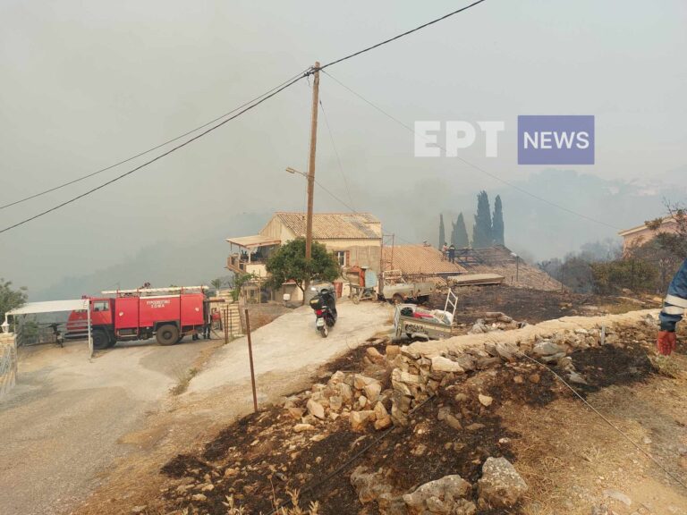 Σποραδικές αναζωπυρώσεις στην Κέρκυρα: Επιχειρούν τα εναέρια μέσα – Υπό έλεγχο η φωτιά στο Τεμπλόνι