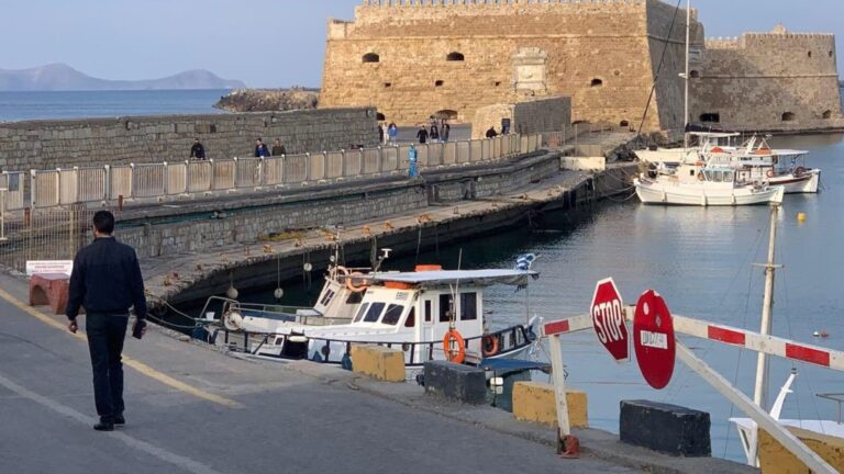 Ηράκλειο: Έπεσε από το λιμενοβραχίονα και τραυματίστηκε για μια φωτογραφία 11χρονος
