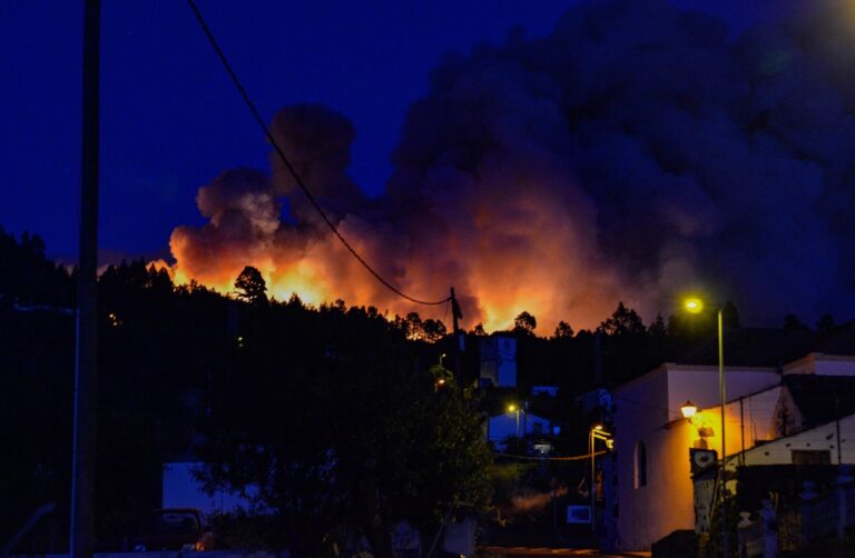 Ισπανία: Ανεξέλεγκτη μαίνεται πυρκαγιά στο νησί Λα Πάλμα – Απομάκρυνση κατοίκων