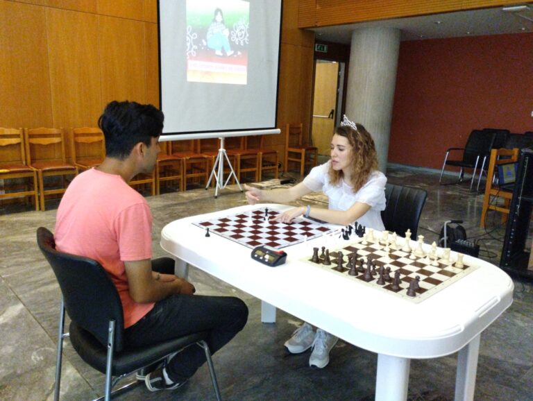 Θεσσαλονίκη: Σκακίστρια- πρόσφυγας πολέμου από την Ουκρανία διδάσκει σκάκι σε προσφυγόπουλα από άλλες χώρες