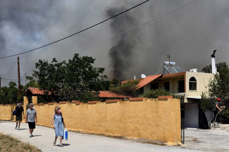 Ενεργό μέτωπο στο Λουτράκι – Αναζωπύρωση στον Άγιο Χαράλαμπο, διάσπαρτες εστίες στην Καλλιθέα (video)